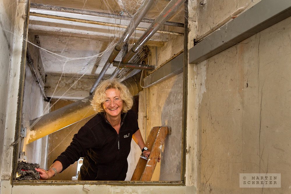 Susa Pöhlmann hilft als Ehrenamtliche bei der Sanierung des Löwen-Ladens mit. Foto: Martin Schreier