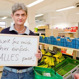 Cornelia Witte kauft im Löwen-Laden ein, "weil für mich hier einfach alles passt." Tübingen 2015. Foto: Martin Schreier / schreier.co
