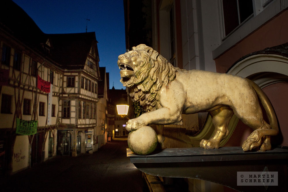 Löwen-Skulptur beim "Löwen", Kornhausstraße5. Tübingen 2015. Foto: Martin Schreier / schreier.co