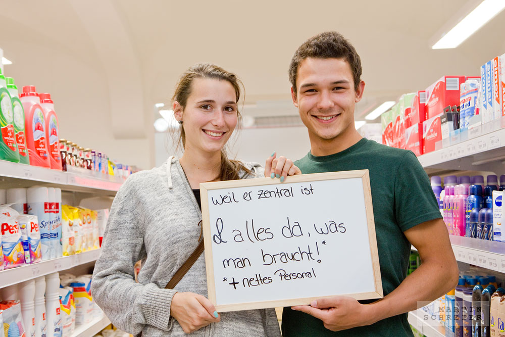 Mona und Samy kaufen im Löwen-Laden, "weil er zentral ist und alles da, was man braucht! - auch nettes Personal." Tübingen 2015. Foto: Martin Schreier / schreier.co